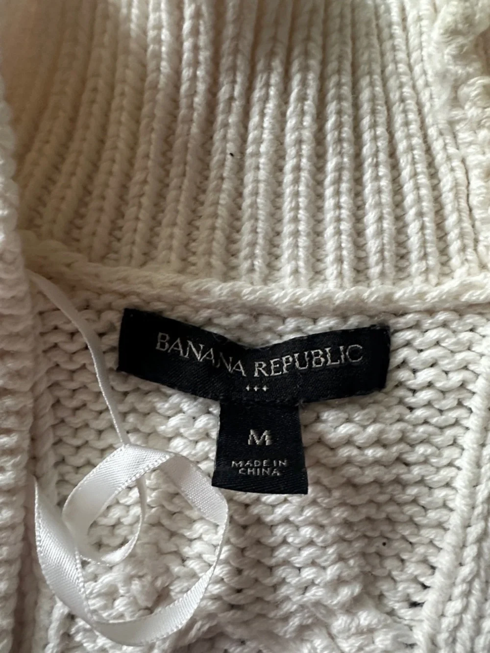 Banana Republic Cable Knit Chunky Cardigan. Medium - Picture 4 of 7